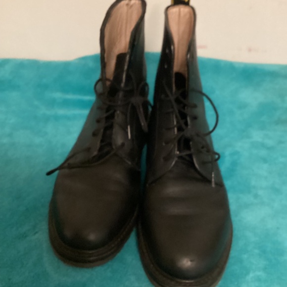 Dr.MARTEN ORIGINAL BOOTS Sz 7 Men / Sz 8 Women